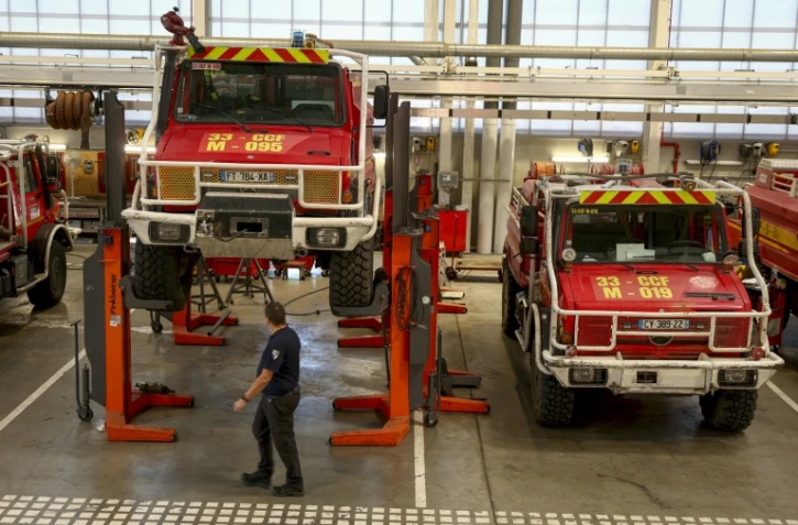 Des camions de pompiers endommagés par les incendies de forêt de l'été, en réparation dans l'atelier de logistique et de maintenance du SDIS 33, le 16 septembre 2026 à Bordeaux, en Gironde
