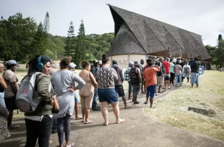Devant le centre de vote de Kowé Kara, dans le nord de Nouméa, le 30 juin 2024 ( AFP / Delphine MAYEUR )