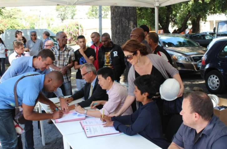 Fresque Camélia et signature de contrats