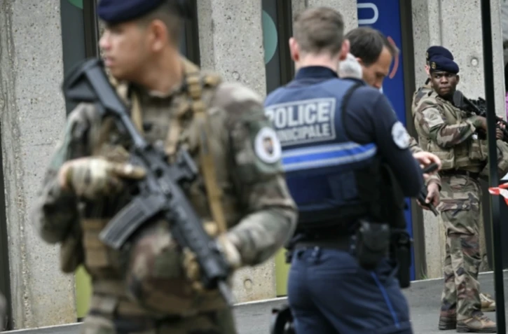 Des militaires de l'opération "Sentinelle" et des policiers municipaux devant le lycée de Nantes où une lycéenne a été tuée et trois autres blessés à coups de couteau par un élève, le 24 avril 2025 ( AFP / Loic VENANCE )