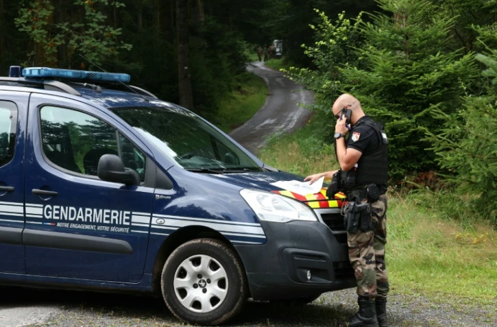 Un gendarme participant aux recherches pour tenter de localiser Lina, le 1er août 2024 à Anould, dans les Vosges