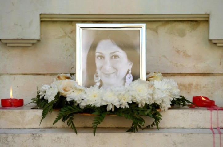 Des fleurs et des bougies déposées devant la photo de la blogueuse et journaliste Daphne Caruana Galizia, le 19 octobre 2017 à La Valette, à Malte
