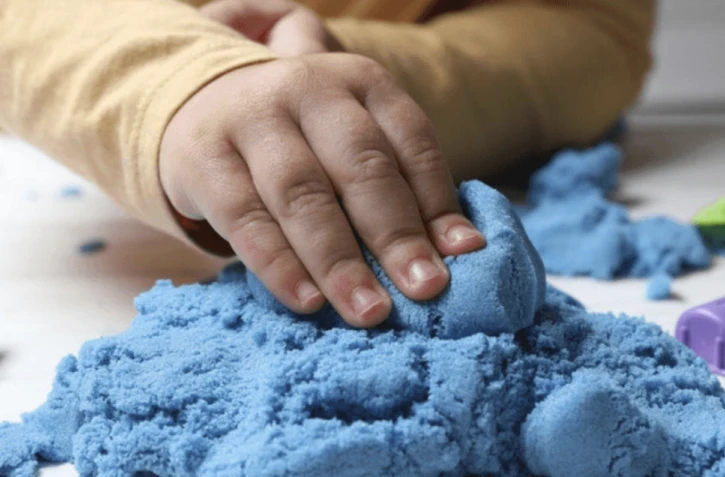 Amiante : la préfecture demande aux parents de "ne plus acheter de sable magique" 14 références de produits retirées de la vente à La Réunion