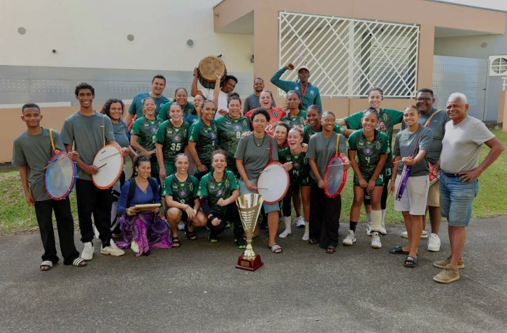 Saint-Pierre : l'équipe séniors filles de handball ramène la coupe à la maison