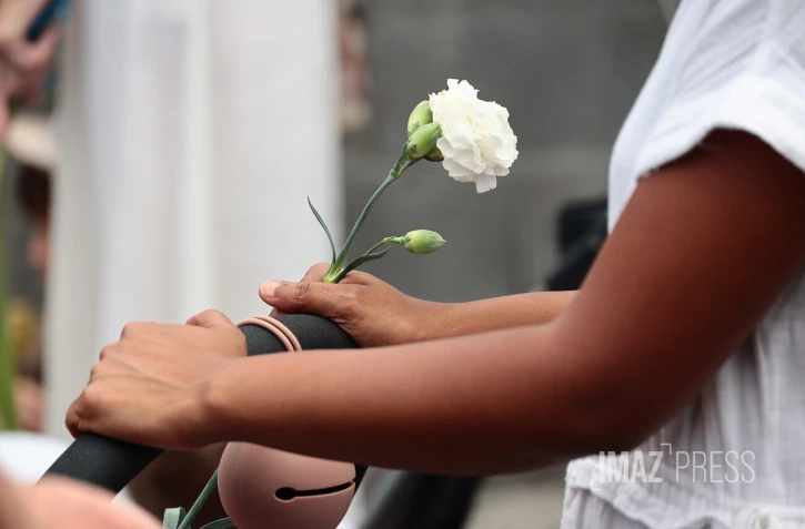 Les Avirons : une marche blanche en hommage aux deux fillettes tuées par leur père 