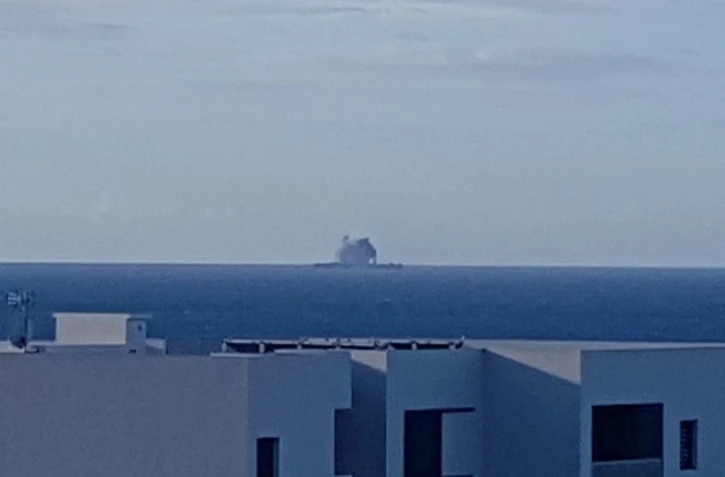 cargo en fumée au large du barachois 