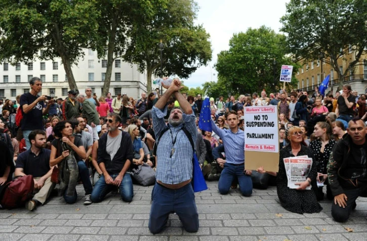 Manifestation contre la suspension du Parlement britannique le 28 juin 2010 devant le 10 Downing Street Ă Londres