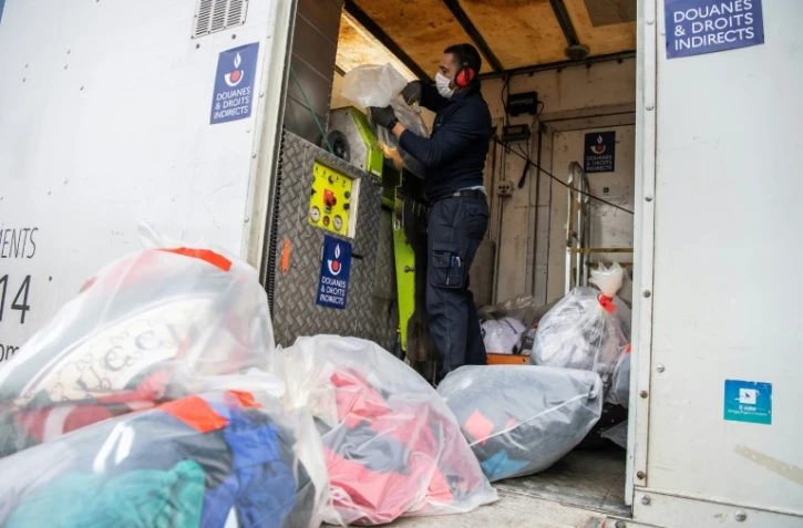 Des douaniers détruisent des produits de contrefaçon, le 22 février 2021 à l'aéroport de Roissy-Charles-de-Gaulle