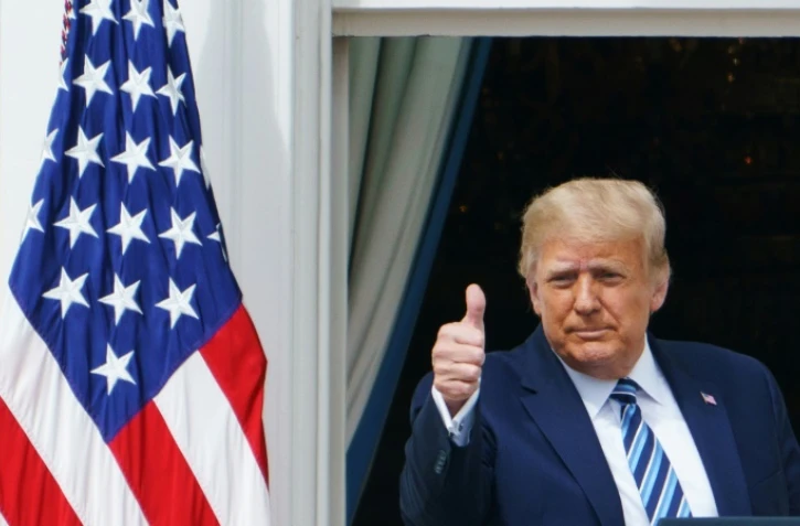 Le président Donald Trump salue ses partisans depuis la Maison Blanche le 10 octobre 2020