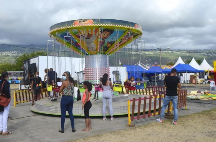 Fête foraine de Saint-Paul : une fillette chute d'un manège, l'accident est sans gravité 