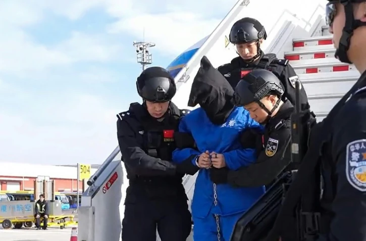 Capture d'une vidéo diffusée le 8 janvier 2026 par le ministère chinois de la Sécurité publique montrant l'arrivée à Pékin de Chen Zhi, patron d'un puissant conglomérat cambodgien accusé de cybercriminalité