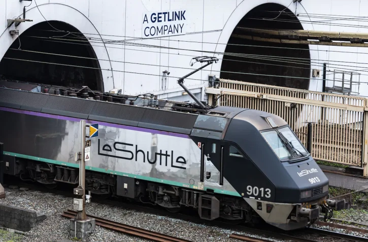 Tunnel sous la Manche : un minibus percute un train de fret à l’arrêt, 19 blessés