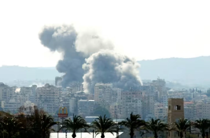 Des panaches de fumée s'élèvent au-dessus de la ville libanaise de Tyr (sud) après une frappe israélienne, le 14 avril 2026 ( AFP / Kawnat HAJU )