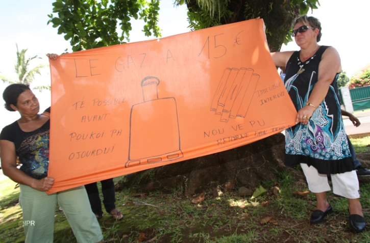 Saint-Benoît: une centaine de personnes devant la sous préfecture