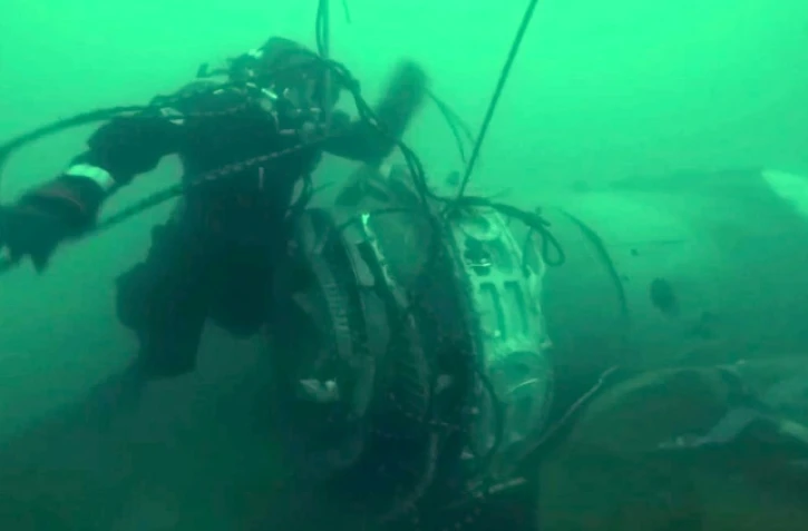 Photo fournie le 28 décembre 2016 par les autorités russes d'un plongeur récupérant des débris du Tupolev qui s'est abimé en mer Noire au large de Sotchi