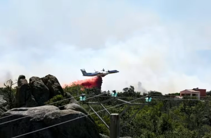 Un avion Dash au-dessus d'un incendie à Montalba-le-Château (au nord des Pyrénées-Orientales), le 5 juillet 2026 ( AFP / Matthieu RONDEL )