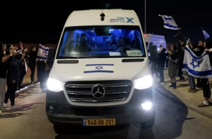 Un véhicule transportant des otages libérés par le Hamas arrive à la base militaire d'Ofakim, dans le sud d'Israël, le 1er décembre 2023 ( AFP / Oren ZIV )