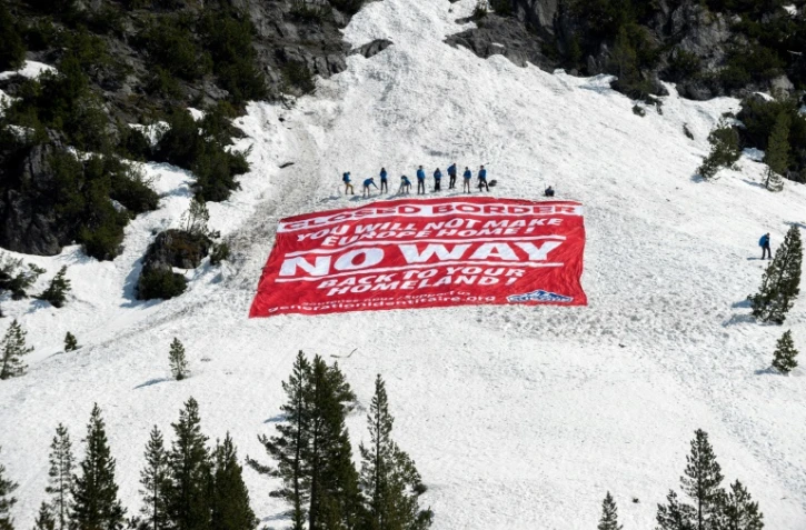 Des militants d'extrĂŞme droite ont pris position samedi 21 avril sur un col des Alpes pour "veiller Ă ce qu'aucun clandestin ne puisse rentrer en France"