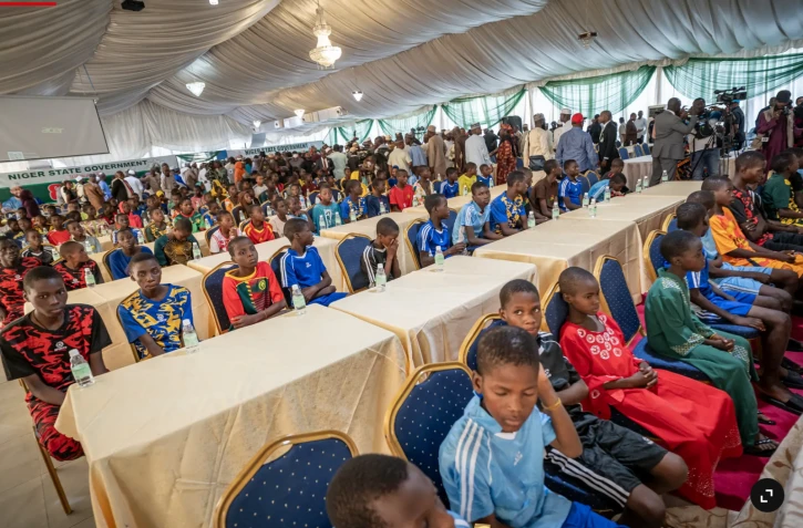 Des enfants libérés assis lors d’une réception, le 8 décembre 2025, au bureau du gouverneur à Minna, après leur enlèvement dans une école catholique au Nigeria en novembre. 