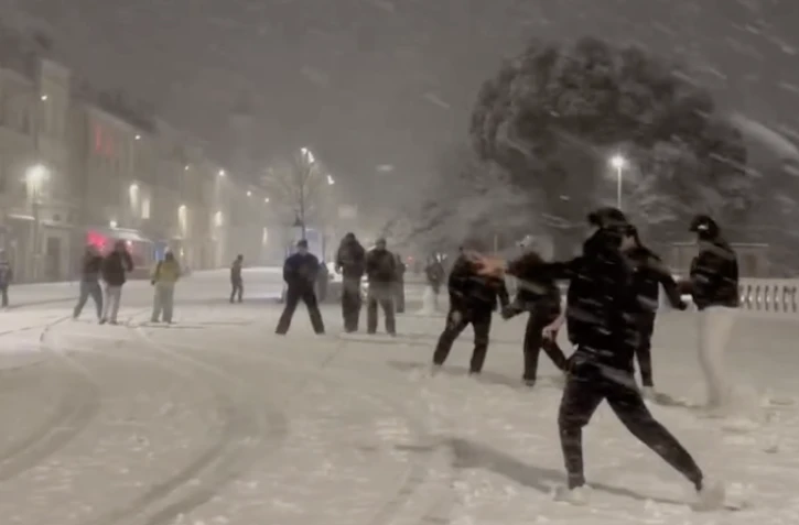 des jeunes engagent une bataille de boules de neige avec des policiers 