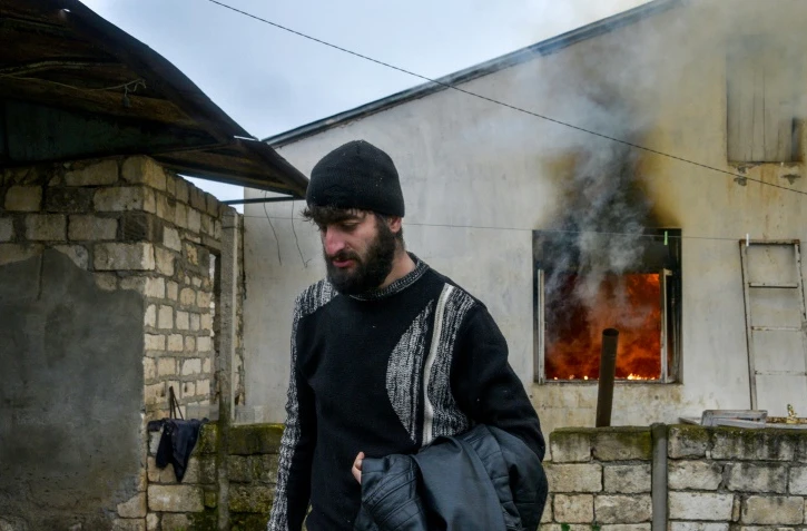 Une maison en feu à Nor-Karmiravan près d'Aghdam, le 19 novembre 2020