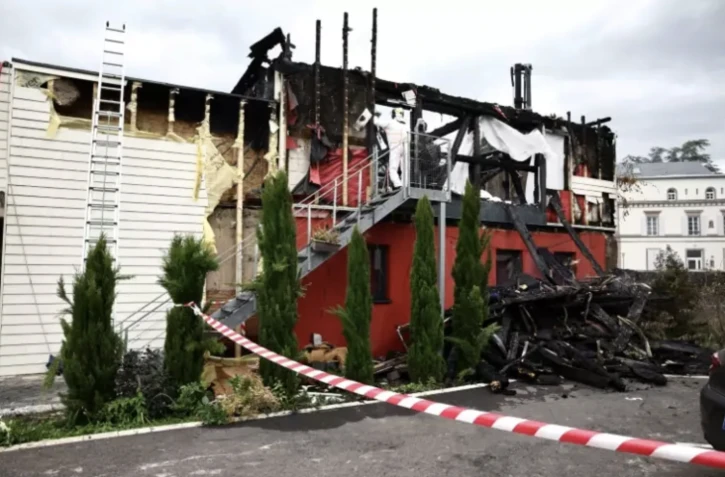 Des pompiers travaillent à l'endroit où un incendie s'est déclaré dans un centre de vacances pour personnes handicapées à Wintzenheim, dans l'est de la France, le 9 août 2023 ( AFP / Sebastien BOZON )