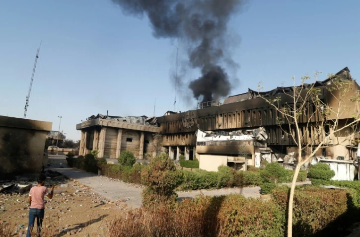 De la fumée s'élève le 7 septembre 2018  du siège du gouvernorat provincial à Bassora incendié ces derniers jours lors de manifestations