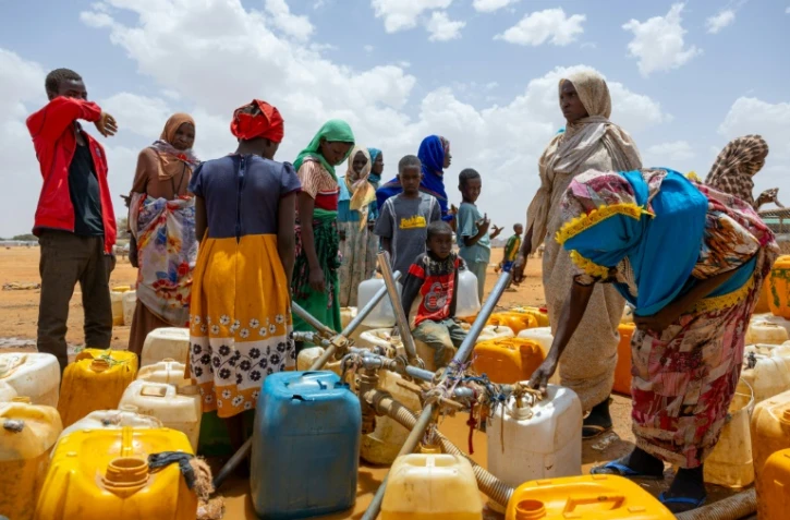 Des réfugiés soudanais remplissent des bidons d'eau dans le camp de Touloum, au Tchad, le 8 avril 2025