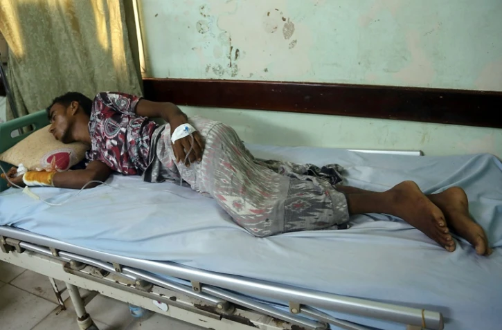 Un Yéménite blessé reçoit des soins après l'attaque aérienne de Hodeida, le 3 août 2018