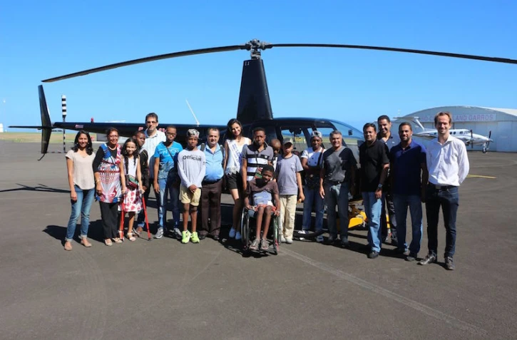 Noël des enfants malades du CHU Félix Guyon - Baptème d\'hélicoptère