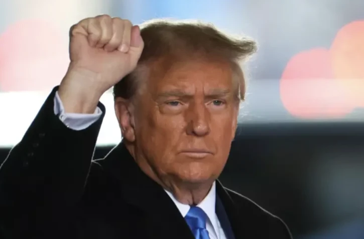 L'ancien président des Etats-Unis Donald Trump quitte son immeuble de la Trump Tower pous se rendre au tribunal fédéral de Manhattan au procès en diffamation que lui intente une autrice, le 22 janvier 2024 ( AFP / Charly TRIBALLEAU )