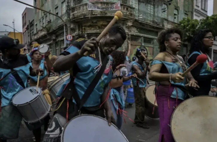 Des fêtards participent à un carnaval de rue à Sao Paulo (Brésil), le 3 février 2024, dans un quartier surnommé Cracolandia en raison du grand nombre d'accros au crack qui y vivent ( AFP / NELSON ALMEIDA )