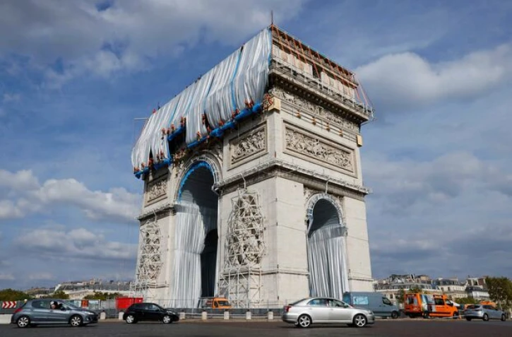 L'Arc de Triomphe entièrement emballé dans du tissu