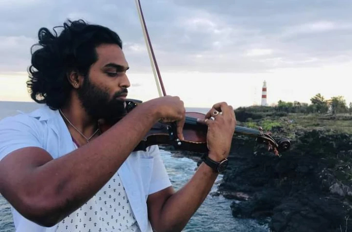 Le violoniste Pooven Murden au musée des Arts Décoratifs de l’Océan Indien 