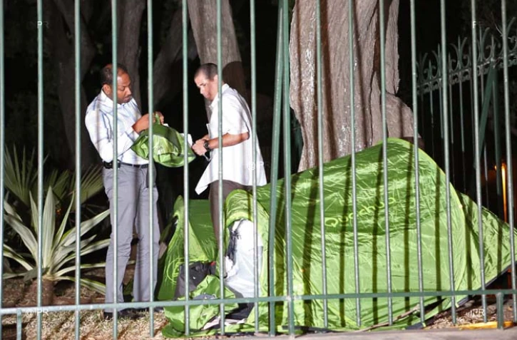 thierry robert installe sa tente