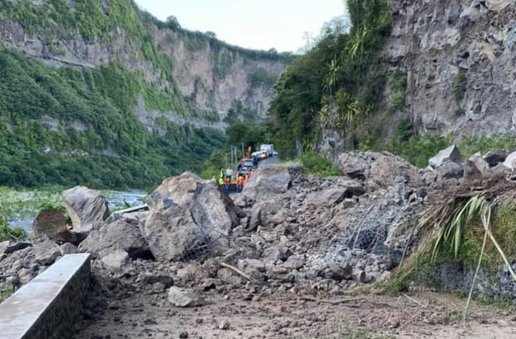 éboulis sur la route de cilaos 