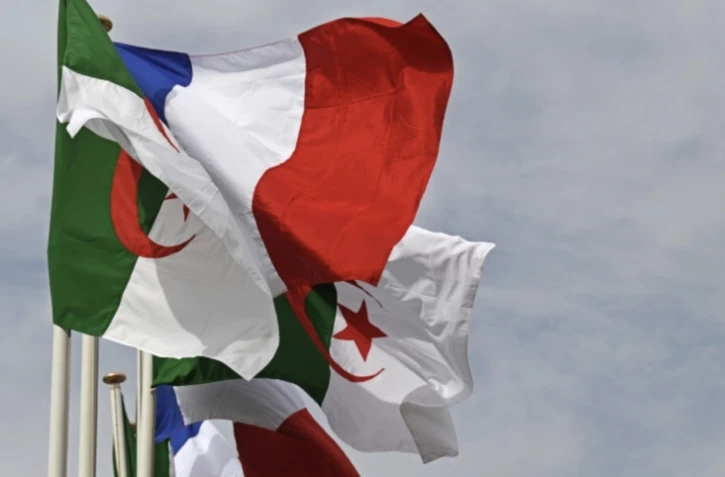 Des drapeaux algériens et français à Alger, le 9 octobre 2022 ( AFP / Alain JOCARD )