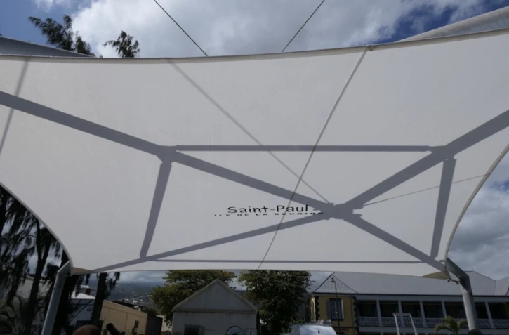 Saint-Paul : pose de voile d'ombrage sur le débarcadère