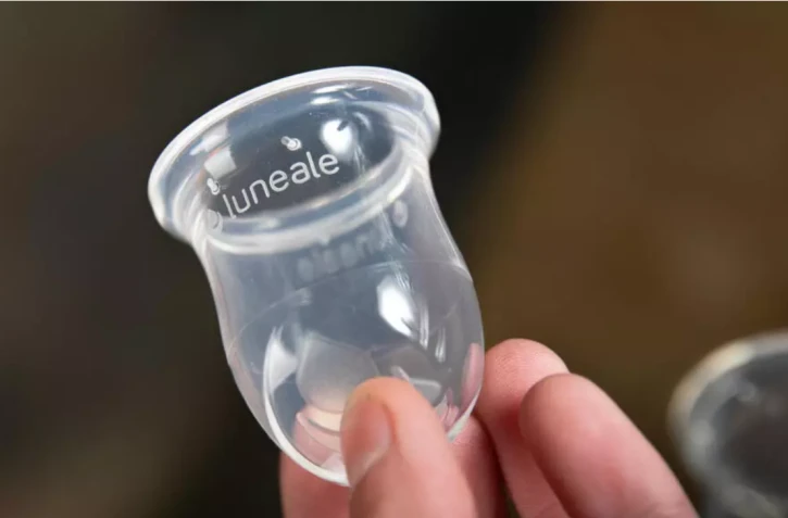  Cette photo prise le 4 avril 2023 montre une coupe menstruelle de la marque Luneale. © Lou Benoist, AFP 