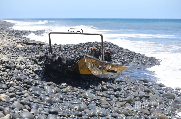Saint-André : un bateau calciné échoué sur le littoral de Bois-Rouge [?]