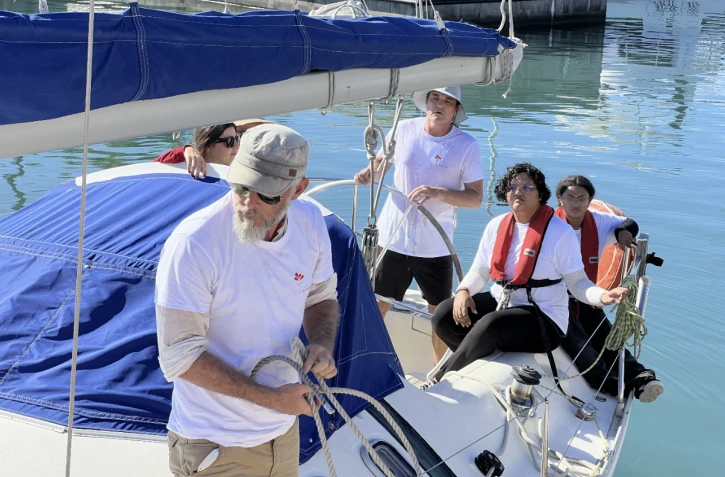 "Flotboyants" : un tour de l'île à la voile pour les patients de la clinique des Flamboyants
