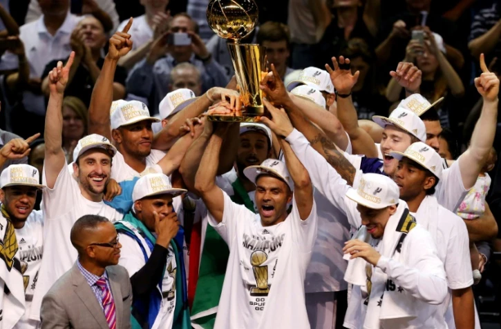 Tony Parker soulève le trophée de champion de NBA 2014, le 15 juin à San Antonio, au Texas