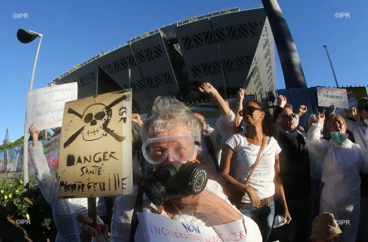 manifestation incinérateur devant la région 