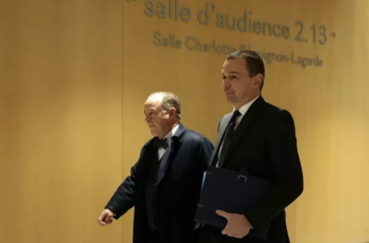 Le ministre du Travail Olivier Dussopt (d), accompagné de son avocat Me Georges Holleaux, à son arrivée au tribunal correctionnel de Paris, le 27 novembre 2023 ( AFP / Thomas SAMSON )