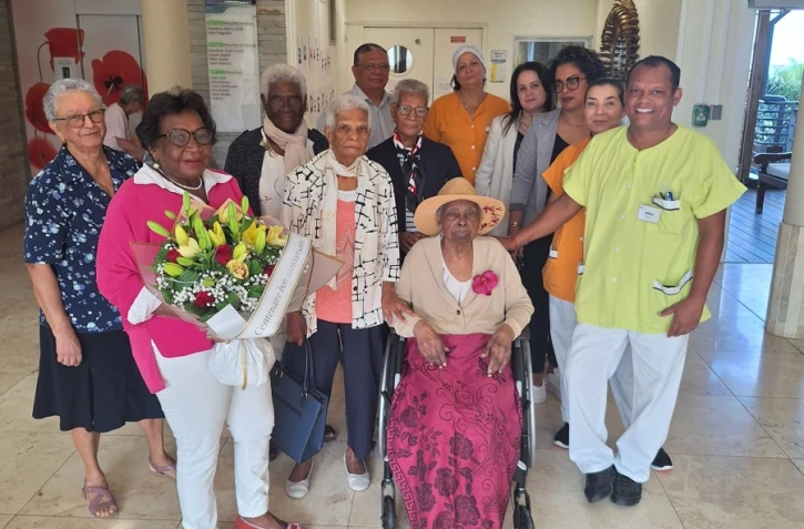Saint-Pierre : une habitante célèbre ses 105 ans entourée de ses proches 