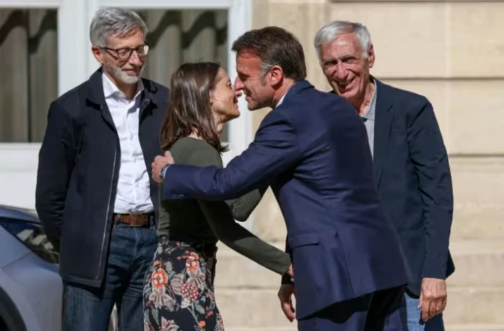 Le président Emmanuel Macron (c,d), accompagné de l'ambassadeur de France en Iran Pierre Cochard (g), accueille à l'Elysée Cécile Kohler et Jacques Paris (d), libérés par l'Iran après trois ans et demi de détention, le 8 avril 2026 à Paris ( POOL / Tom Nicholson )