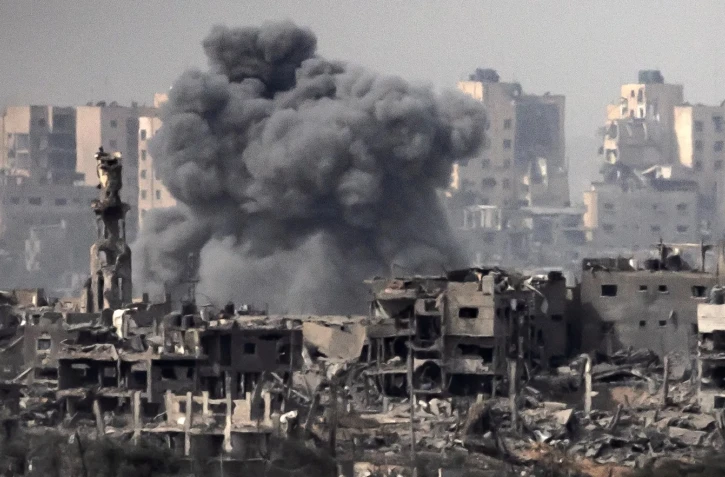 Photo prise le 29 octobre 2023 depuis la frontière entre Israël et la bande de Gaza montrant un nuage de fumée grise s'élever d'un secteur du territoire palestinien, soumis à d'intenses bombardements israéliens 