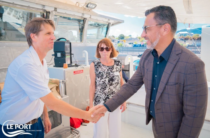 Le Port : le maire visite l'Atlantis, un voilier-crago de 81 mètres