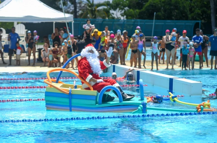 Le Port : le père Noël fait une escale à la piscine 