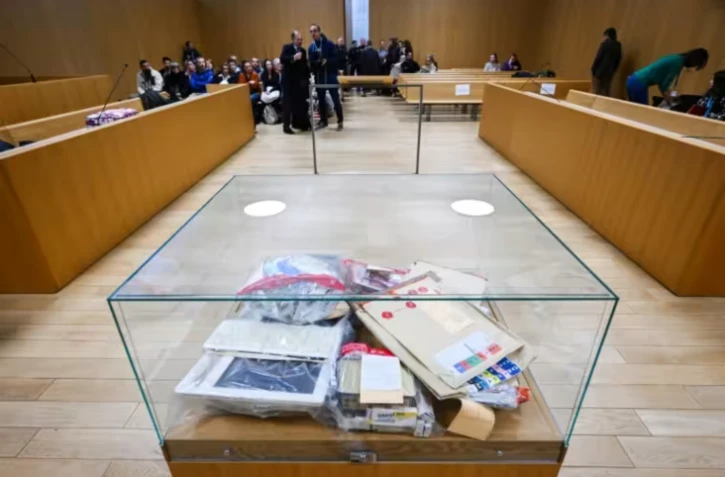 Photo de la salle de la cour d'assises des Landes de Mont-de-Marsan où s'est ouvert le procès d'une mère accusée d'avoir empoisonné ses filles aux médicaments le 24 novembre 2025 ( AFP / Gaizka IROZ )